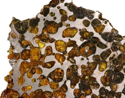Железокаменный метеорит с вкраплением минералов.
